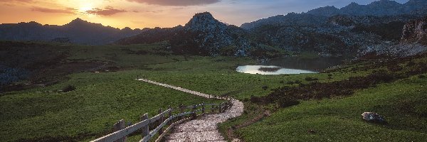 Zachód słońca, Góry, Chmury, Schody, Hiszpania, Ogrodzenie, Lakes of Covadonga, Asturia, Jezioro, Droga, Cangas de Onís