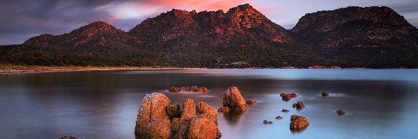 Skały, Zatoka, Australia, Tasmania, Coles Bay, Zachód słońca, Park Narodowy Freycineta, Góry Hazard