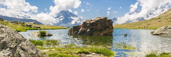 Szczyt Matterhorn, Jezioro Stellisee, Skały, Kamienie, Góry, Niebo, Trawa, Szwajcaria