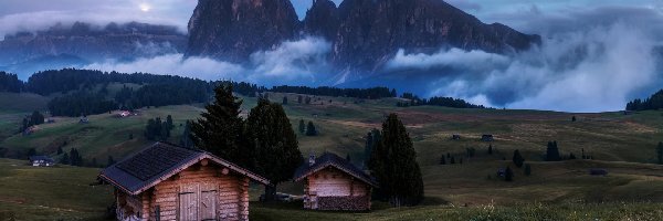 Chmury, Alpy, Włochy, Mgła, Domki, Dolina, Drzewa, Góry, Dolomity, Płaskowyż Seiser Alm