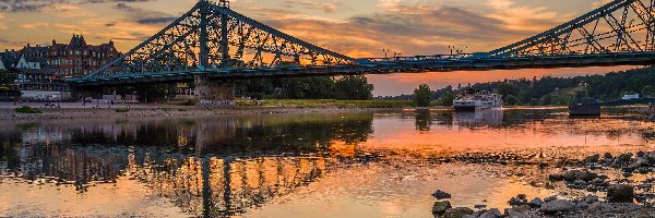 Loschwitz Bridge, Most, Rzeka Łaba, Drezno, Niemcy, Chmury, Kamienie, Statek, Brzeg