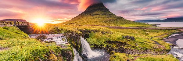 Promienie słońca, Góra Kirkjufell, Wodospad Kirkjufellsfoss, Chmury, Półwysep Snaefellsnes, Islandia