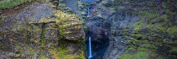 Kanion Mulagljufur, Góry, Wodospad Hangandifoss, Islandia, Skały