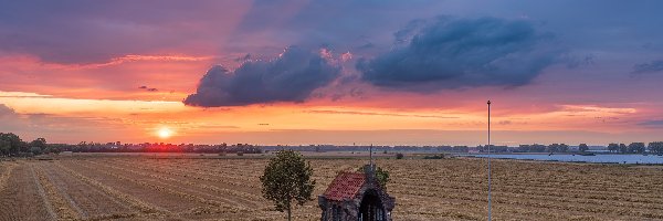 Chmury, Drzewa, Zachód słońca, Niebo, Kapliczka, Pole