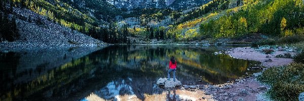 Kobieta, Jesień, Jezioro Maroon Lake, Szczyty Maroon Bells, Góry Skaliste, Stany Zjednoczone, Stan Kolorado, Drzewa, Odbicie