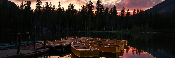 Łódki, Kalifornia, Zachód słońca, Pomost, Wzgórza, Drzewa, Jezioro, Stany Zjednoczone, Mammoth Lakes, Odbicie
