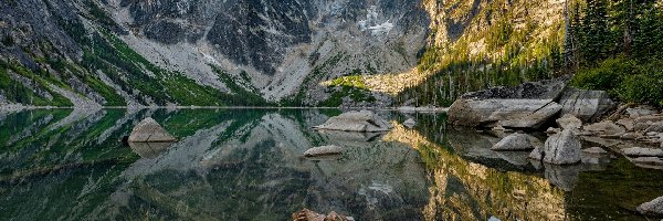 Stany Zjednoczone, Colchuck Lake, Drzewa, Jezioro, Góry, Stan Waszyngton, Kamienie