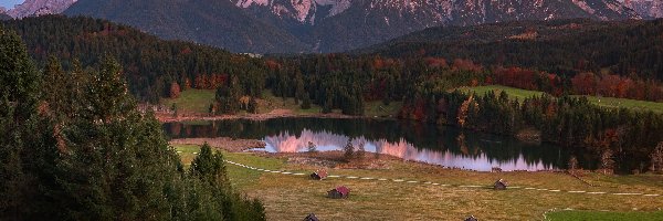 Domy, Szopy, Lasy, Jezioro Geroldsee, Góry Karwendel, Niemcy, Bawaria, Drzewa, Polana