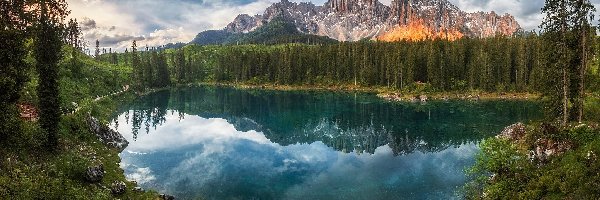 Góry, Góry, Las, Lago di Carezza, Włochy, Chmury, Jezioro, Dolomity, Drzewa, Alpy, Odbicie, Kamienie, Brzeg