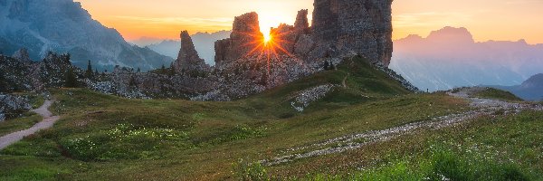 Szczyt, Włochy, Torre Grande, Dolomity, Trawa, Gmina Veneto, Cinque Torri, Drzewa, Góry, Góry, Skały