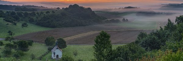 Drzewa, Kaplica, Niemcy, Pole, Finten, Łąka, Mgła, Wschód słońca