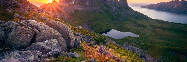 Morze, Góry, Szczyt Husfjellet, Promienie słońca, Wyspa Senja, Norwegia