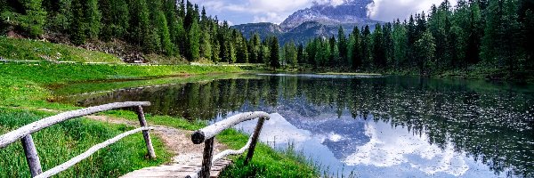 Trawa, Dolomity, Włochy, Mostek, Drzewa, Jezioro, Antorno Lake, Góry, Las, Chmury