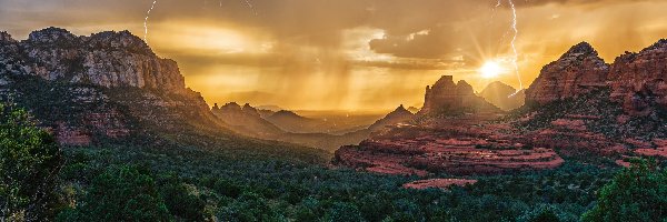 Pioruny, Sedona, Skały, Arizona, Stany Zjednoczone, Chmury, Promienie słońca