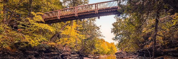 Jesień, Rzeka, Presque Isle River, Michigan, Stany Zjednoczone, Drzewa, Most
