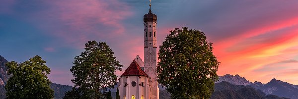 Kościół Eglise Saint Coloman, Kościół, Schwangau, Bawaria, Niemcy, Zachód słońca, Niebo, Góra, Drzewa
