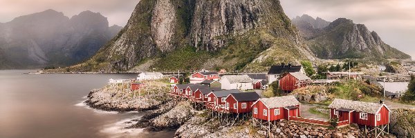 Niebo, Czerwone domy, Góry, Morze, Norwegia, Zachmurzone, Lofoty