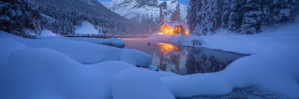 Zima, Kanada, Zaspy, Park Narodowy Yoho, Oświetlony, Góry, Emerald Lake, Dom, Jezioro, Kolumbia Brytyjska, Drzewa