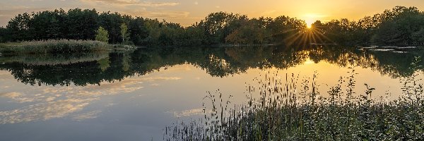 Jezioro, Zachód słońca, Drzewa, Góry