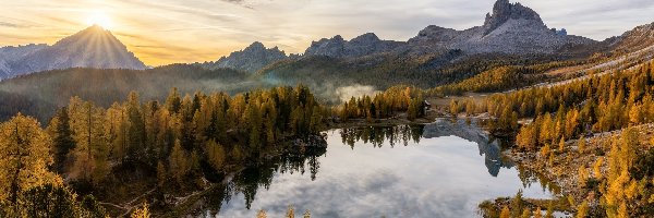 Jesień, Jezioro, Wschód słońca, Góry, Włochy, Dolomity, Drzewa, Prowinca Belluno, Las, Federa Lake, Mgła