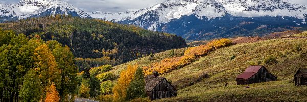 Pola, Wilson Peak, Stany Zjednoczone, Droga, Jesień, Telluride, Góry, Domki, Kolorado, Wzgórza, Drzewa, Chmury, Ogrodzenie