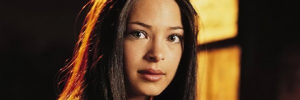 Buzia, Kristin Kreuk