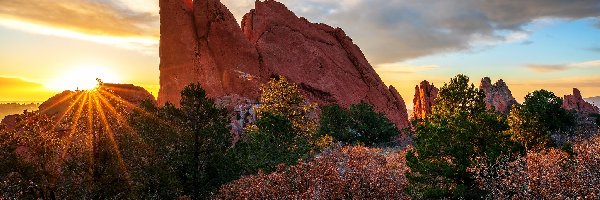 Promienie słońca, Garden of the Gods, Góry, Kolorado, Stany Zjednoczone, Drzewa, Skały