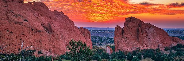 Zachód słońca, Garden of the Gods, Góry, Kolorado, Stany Zjednoczone, Drzewa, Skały