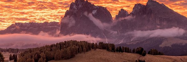 Dolina, Jesień, Góry, Dolomity, Seiser Alm, Domki, Mgła, Sassolungo, Płaskowyż, Włochy, Zachód słońca, Chmury, Val Gardena, Drzewa, Drewniane