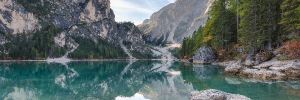 Dolomity, Góry, Pragser Wildsee, Jezioro, Włochy, Odbicie, Skały, Lago di Braies, Drzewa