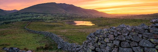 Zachód słońca, Góra, Anglia, Murek, Tewet Tarn, Drzewa, Kamienny, Góry, Jezioro, Park Narodowy Lake District