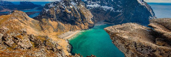 Morze, Wyspa Moskenesoya, Góry, Plaża Kvalvika, Lofoty, Norwegia