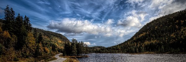 Chmury, Góry, Norwegia, Niebo, Bondhusvatnet Lake, Droga, Drzewa, Zalesione, Jezioro, Kvinnherad
