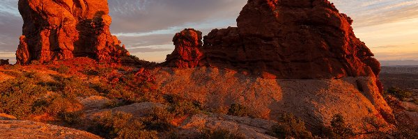 Czerwone, Chmury, Park Narodowy Arches, Utah, Stany Zjednoczone, Balanced Rock, Formacja skalna, Niebo, Skały