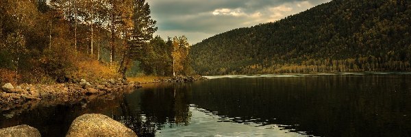 Jesień, Rzeka, Kamienie, Las, Góry, Drzewa, Chmury