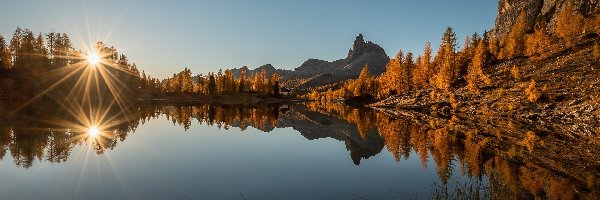 Drzewa, Promienie słońca, Włochy, Żółte, Dolomity, Jezioro, Lago Federa, Jesień, Góry, Modrzewie