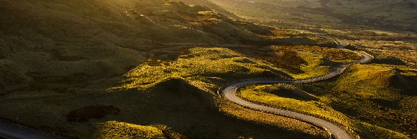 Trawa, Wyżyna Peak District, Wzgórze Mam Tor, Derbyshire, Anglia, Droga, Kręta