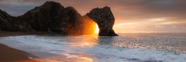 Durdle Door, Hrabstwo Dorset, Zachód słońca, Łuk wapienny, Morze, Wybrzeże Jurajskie, Skały, Anglia, Plaża, Chmury