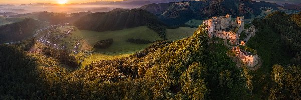 Chmury, Las, Drzewa, Zamek, Góry, Mgła, Wschód słońca