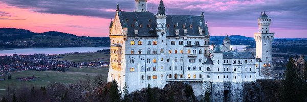 Zamek Neuschwanstein, Chmury, Drzewa, Bawaria, Niemcy