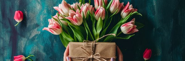 Prezent, Tulipany, Biało-różowe, Dłonie, Kwiaty, Bukiet