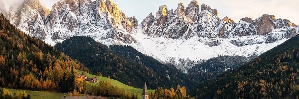 Drzewa, Dolomity, Włochy, Kościół, Domy, Wieś, Santa Magdalena, Góry, Dolina Val di Funes, Chmury