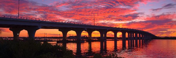 Chmury, Rzeka, Indian River, Floryda, Stany Zjednoczone, Zachód słońca, Most