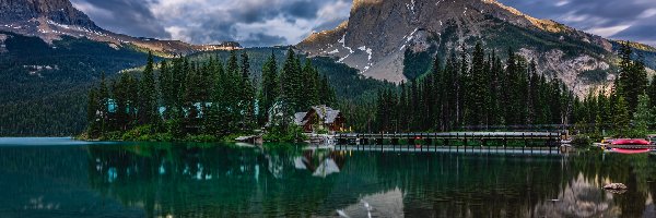 Drzewa, Park Narodowy Yoho, Chmury, Most, Kanada, Jezioro, Góry, Prowincja Kolumbia Brytyjska, Emerald Lake, Dom, Odbicie