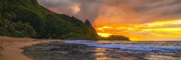 Plaża Tunnels Beach, Stany Zjednoczone, Góry, Wyspa Kauai, Zachód słońca, Ocean, Wybrzeże, Roślinność, Morze, Hawaje, Palmy