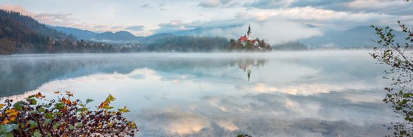 Jezioro Bled, Góry, Odbicie, Chmury, Wyspa Blejski Otok, Kościół Wniebowzięcia Marii Panny, Mgła, Słowenia