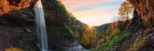 Promienie słońca, Skała, Stany Zjednoczone, Jesień, Kaaterskill Falls, Las, Drzewa, Jaskinia, Wodospad, Stan Nowy Jork