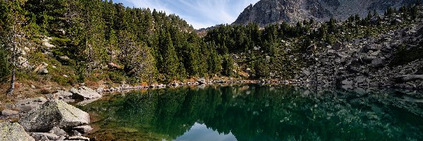 Drzewa, Pireneje, Chmury, Las, Góry, Kamienie, Jezioro, Andora, Estany Moreno, Niebo