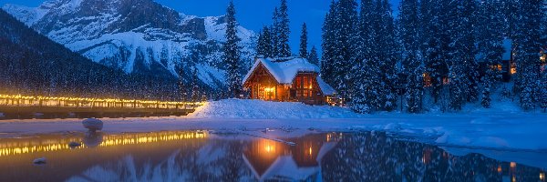 Dom, Kanada, Most, Park Narodowy Yoho, Drzewa, Jezioro, Góry, Zima, Emerald Lake, Alberta, Oświetlony