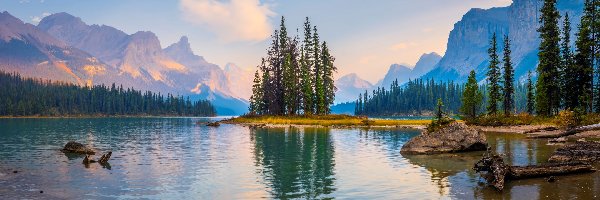 Wyspa Ducha, Góry, Kanada, Odbicie, Jezioro Maligne, Drzewa, Chmury, Park Narodowy Jasper